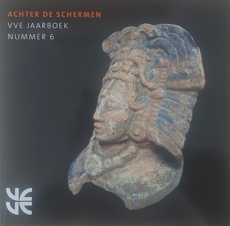 First  cover of 'ACHTER DE SCHERMEN - VVE JAARBOEK NUMMER 6. [VERENIGING VRIENDEN VAN ETNOGRAFICA].'