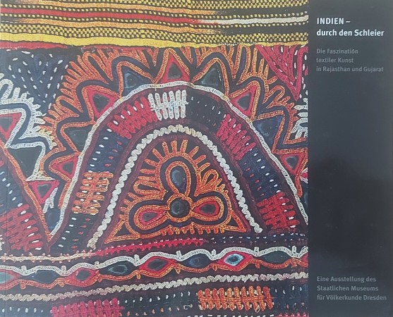 First  cover of 'INDIEN DURCH DEN SCHLEIER. DIE FASZINATION TEXTILER KUNST IN RAJASTHAN UND GUJARAT.'